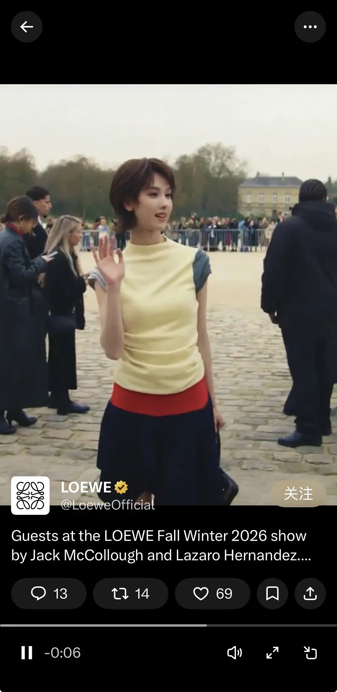 嘟吹的时装周待遇。。。外网没有认领座位和其他大使一样 