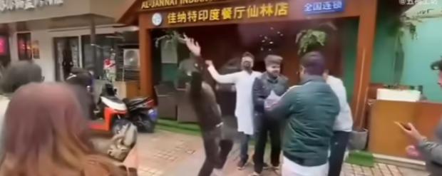 南京这回给全国打了个样，必须点赞。

6月12日傍晚，南京仙林大学城一条临街人行