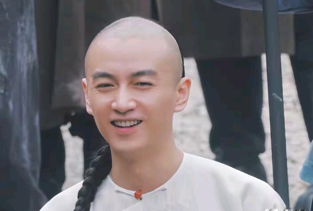 朱亚文搭档陈晓，这本来是著名的“神仙打架”阵容，结果路透照一出，不少网友全懵了：