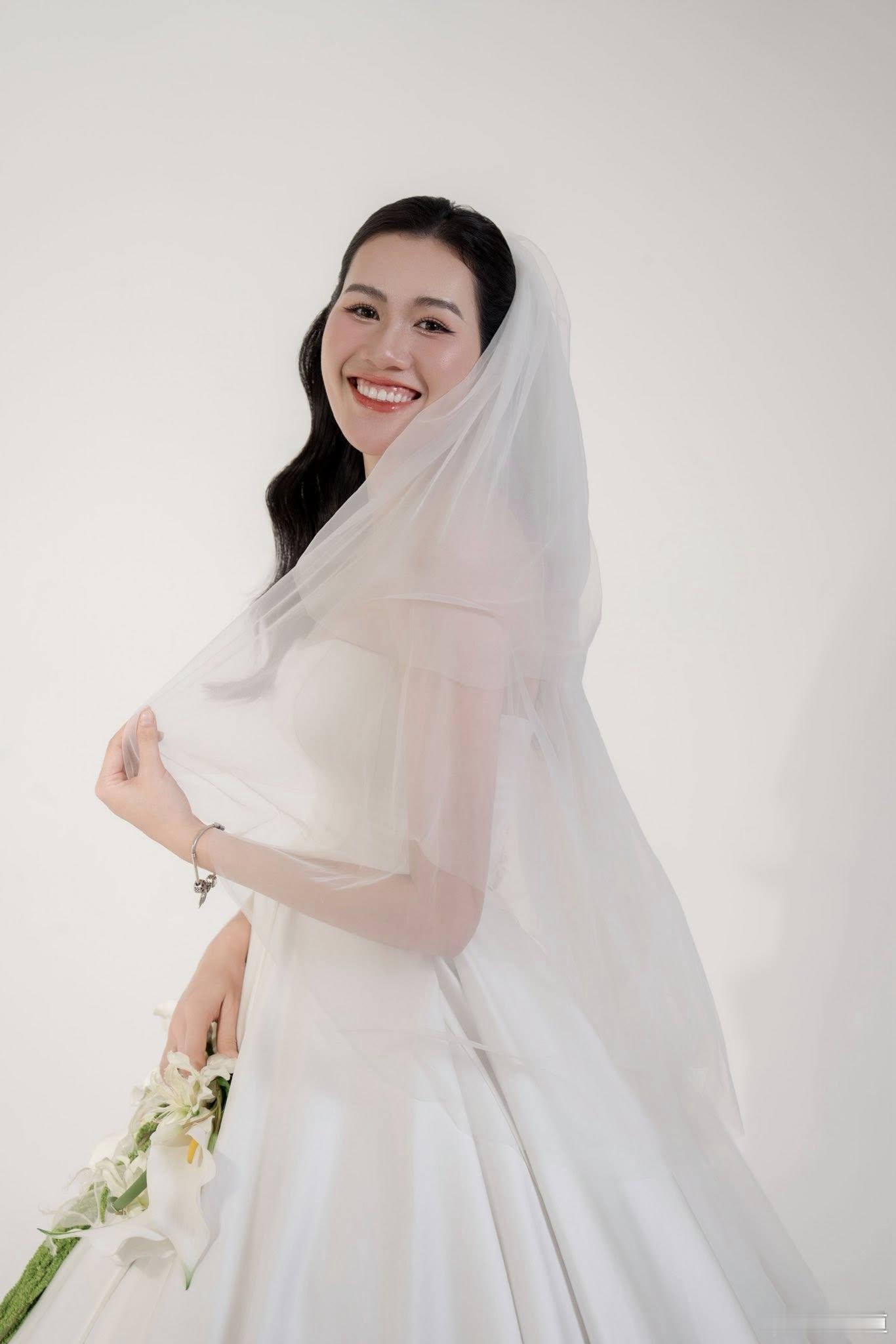 国际排坛动态越南女排最近越南女排的好几位球员都晒婚纱照，今天是副攻阮氏贞…… 范