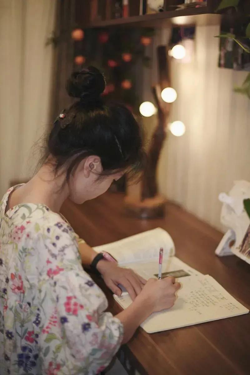 [打脸]我的天啊，孩子就是这么自律，你能把她怎么样？每天的早读，笔记做的满满的你