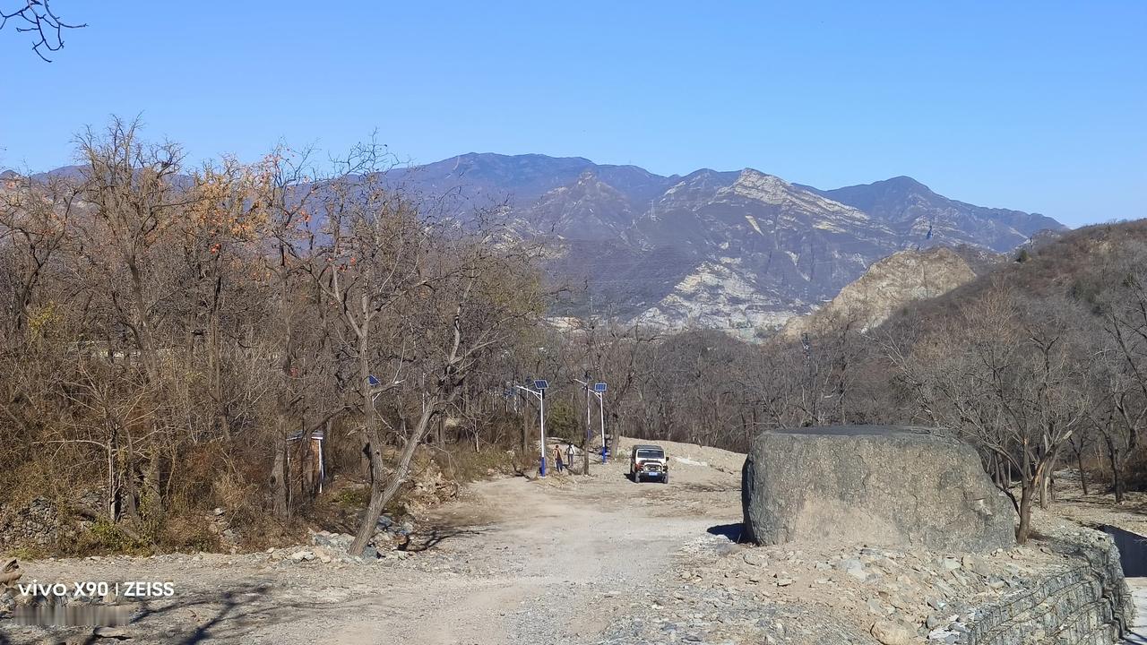 分享一张你最近随手拍的照片呗这张是京西门头沟大山里有个冰川砂砾。