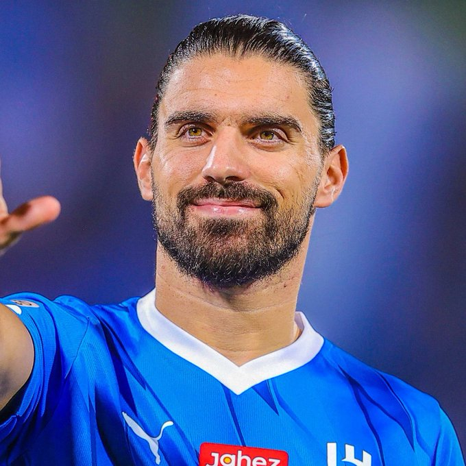 邮报CW鲁本内维斯已成为曼联在一月份转会窗口的一个选择，这位葡萄牙中场球员渴望重