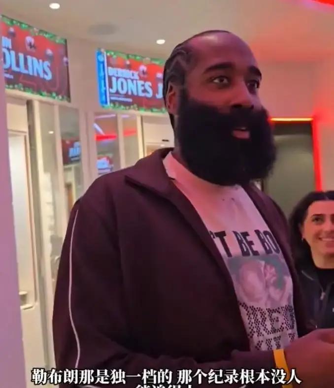 记者问哈登：你和老詹都在得分榜前十，啥感觉？
 
哈登直接摆手：“别把我跟勒布朗