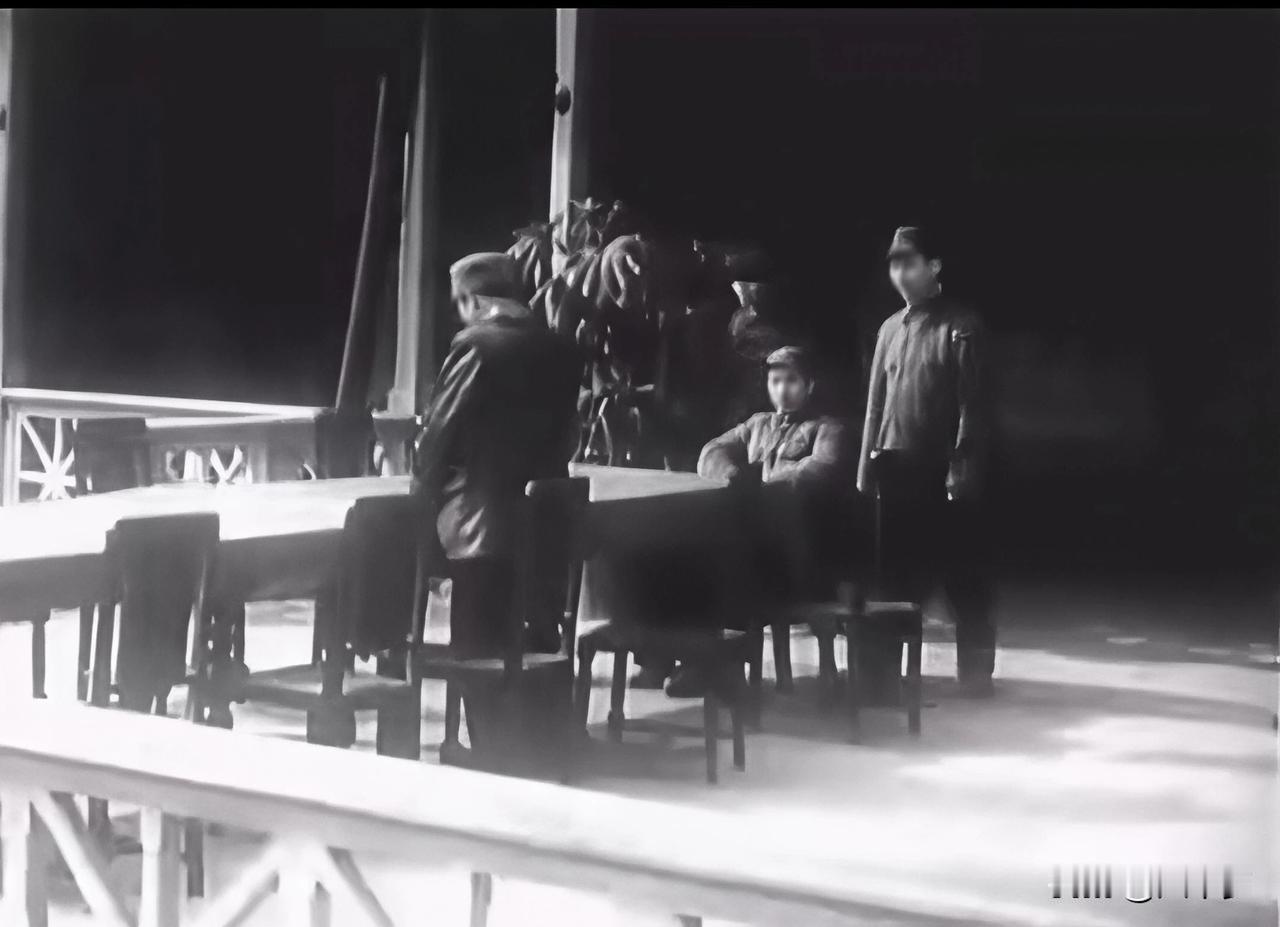 这不是影视剧，更不是演员扮演的，出镜的都是近代史上鼎鼎有名的人物。
一号首长主持