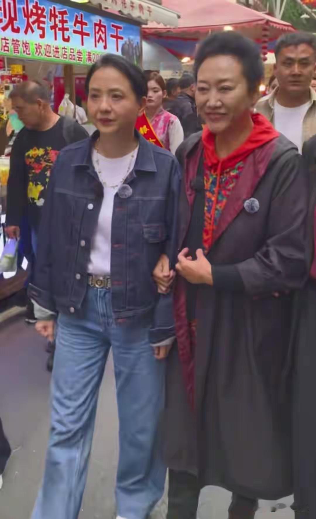 六十多岁的陶慧敏好像四十多岁的女人，七十多岁的王丽云打扮的也非常年轻。
温柔贤惠