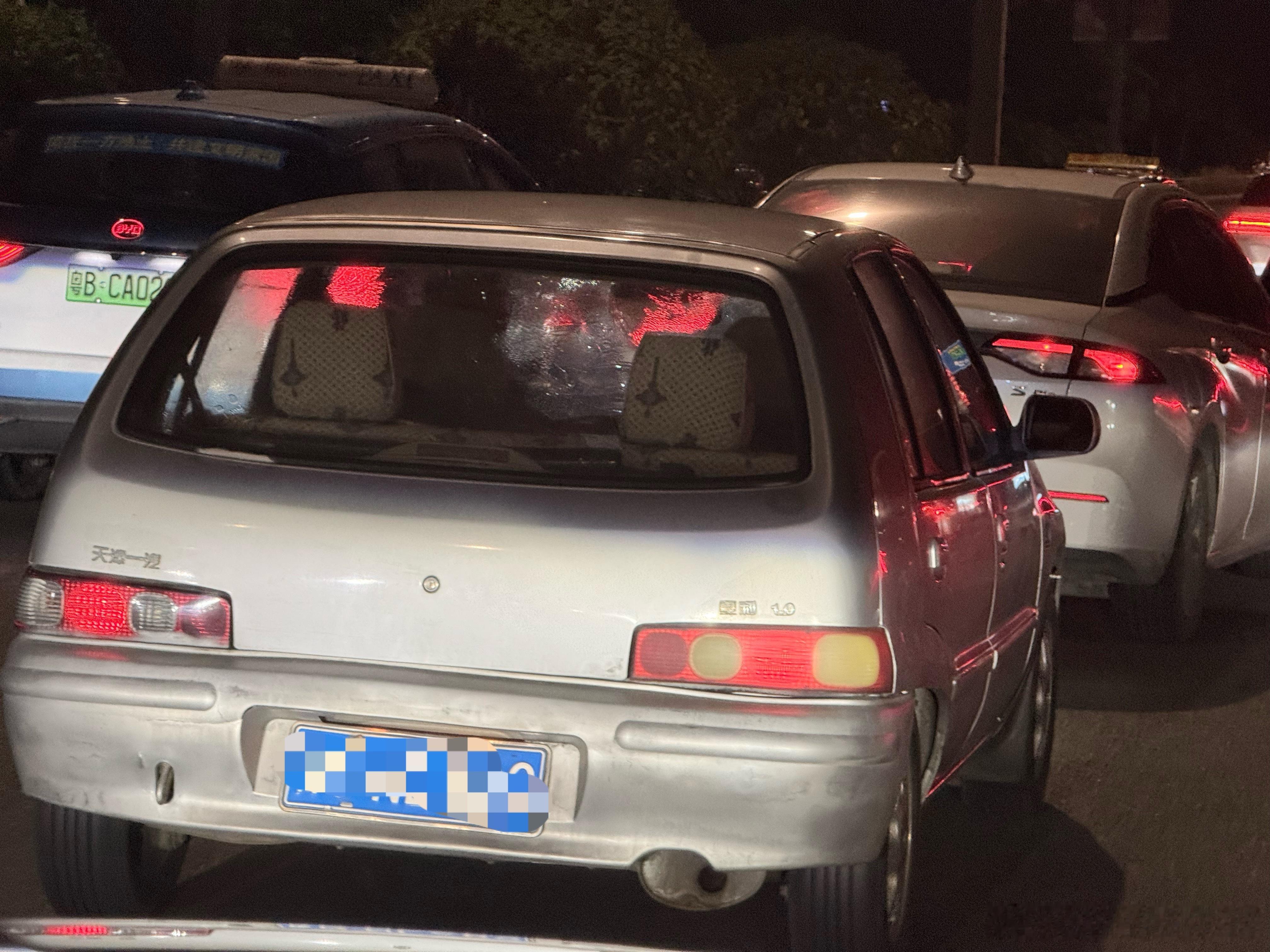 已经不知道多久没见过夏利了今天在深圳湾附近见到一台挂着山东牌照的这么远跑来深圳过