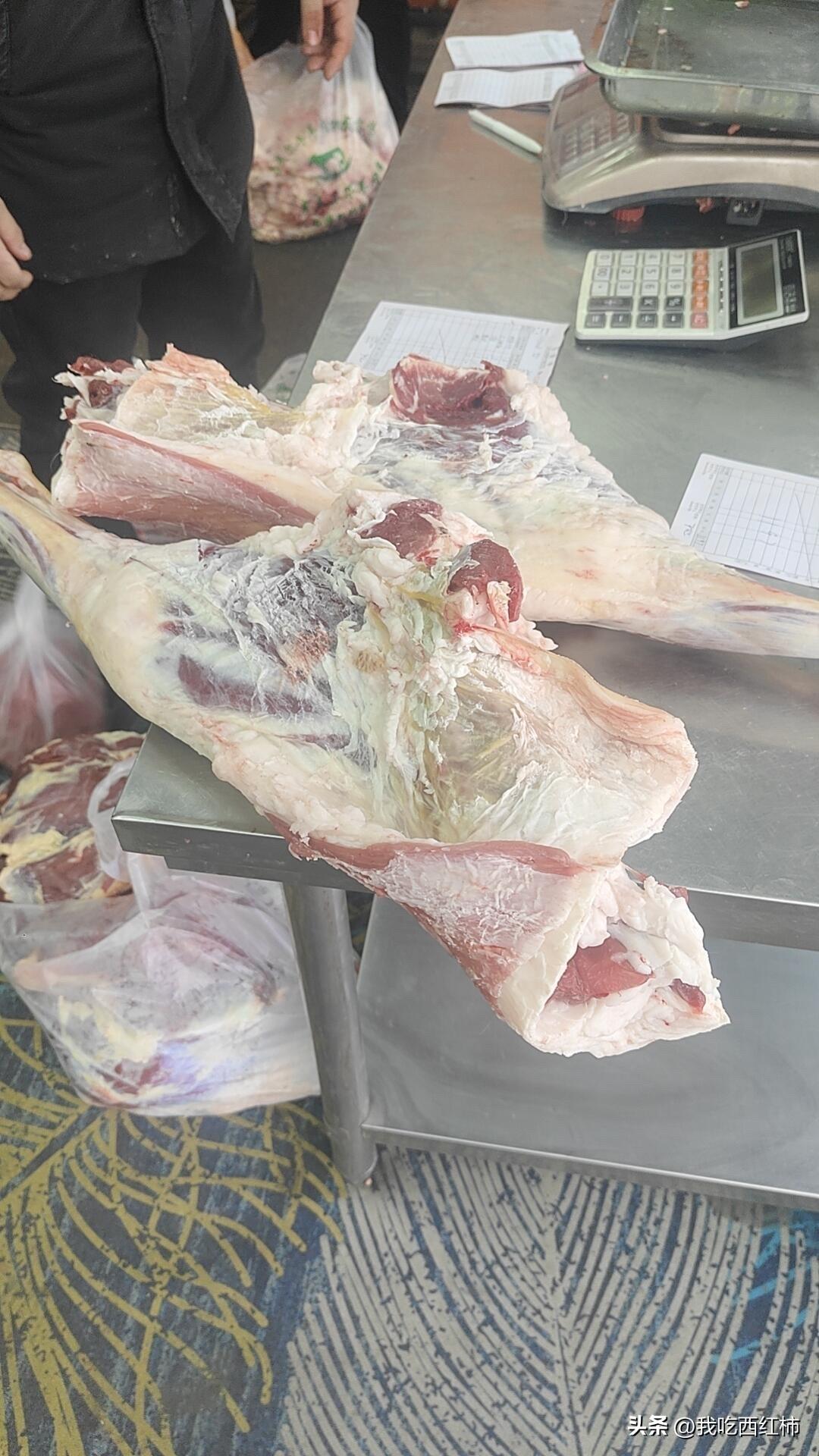 今天在乌鲁木齐买羊腿，满心欢喜想给两边家人都分点心意。给公婆挑了不少，给我爸也选