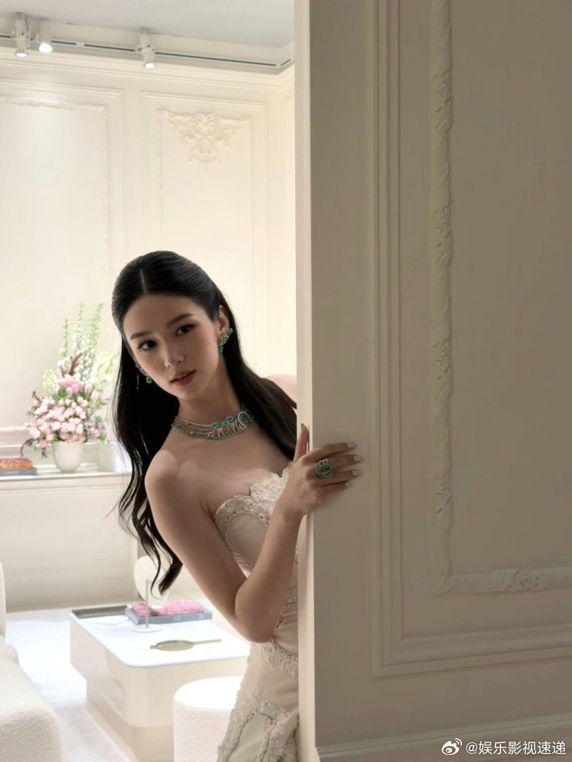 周也完全千金大小姐 她穿白色蕾丝裙那种又优雅又疏离的感觉太绝了，像是被保护得很好