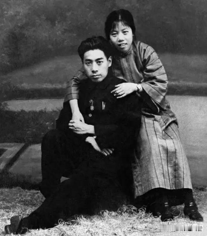 1925年8月8日，周恩来和邓颖超的婚礼在广州太平馆举行。参加婚礼的宾客只坐了两