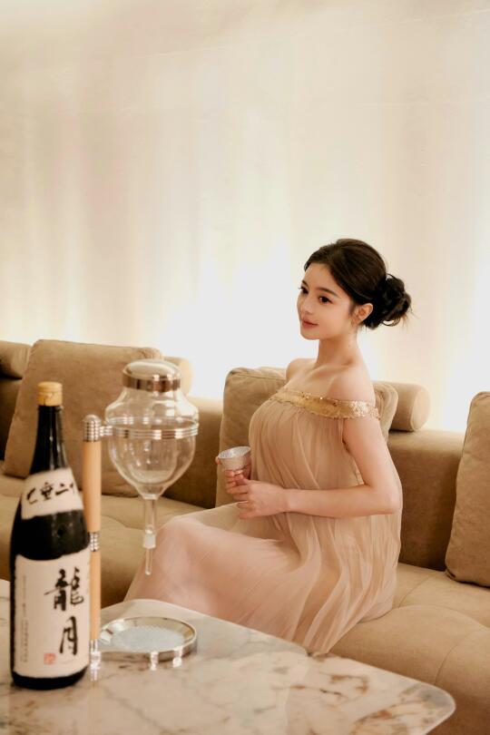 18岁的酒馆女老板