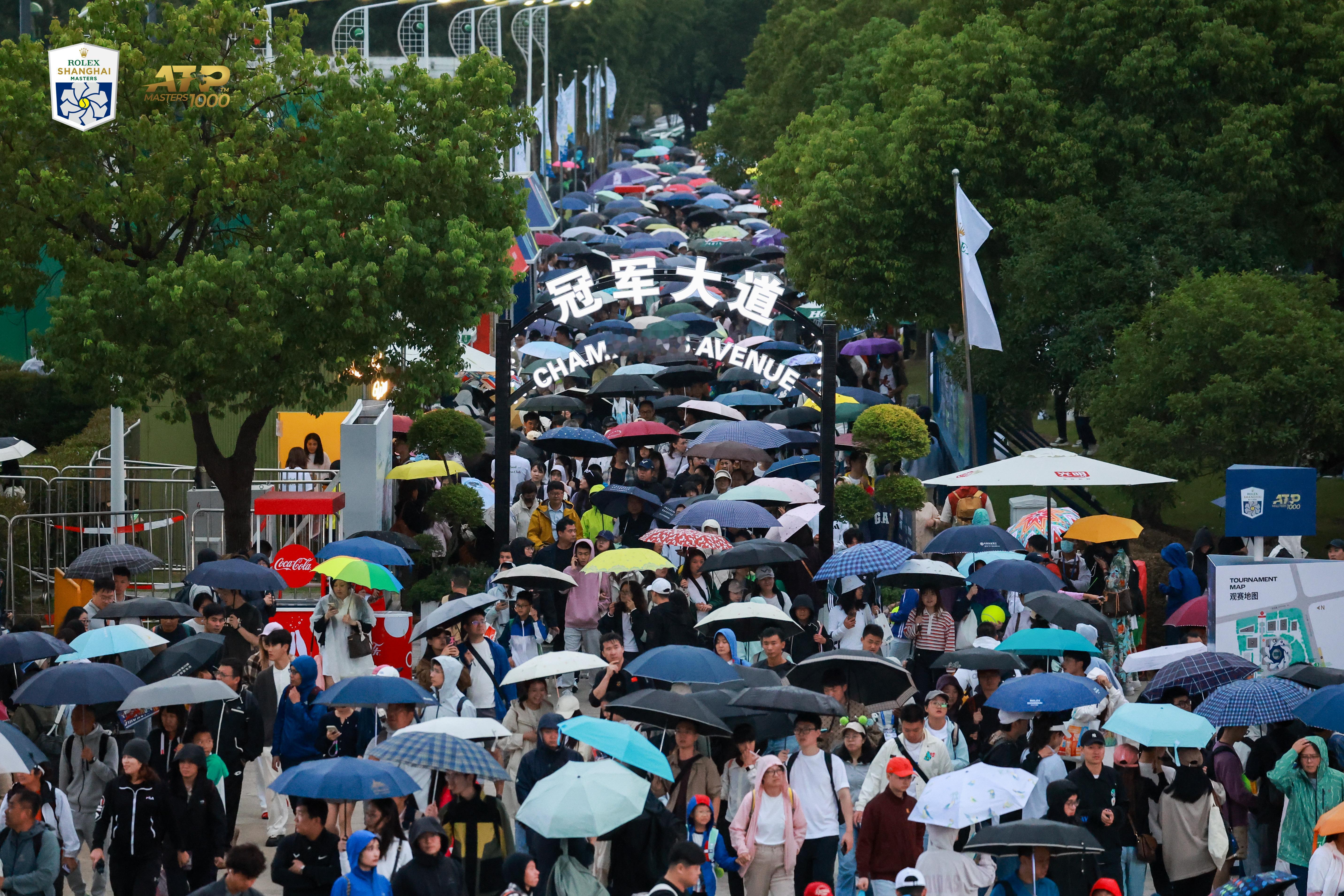 嚯！一天阴雨绵绵，#上海劳力士大师赛# 外场竟然是这幅景象[傻眼][傻眼][傻眼