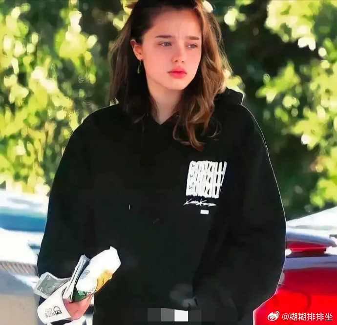 安吉丽娜朱莉和布拉德皮特的女儿完美避开了父母全部的缺点，欧美星二代中已无人匹敌 