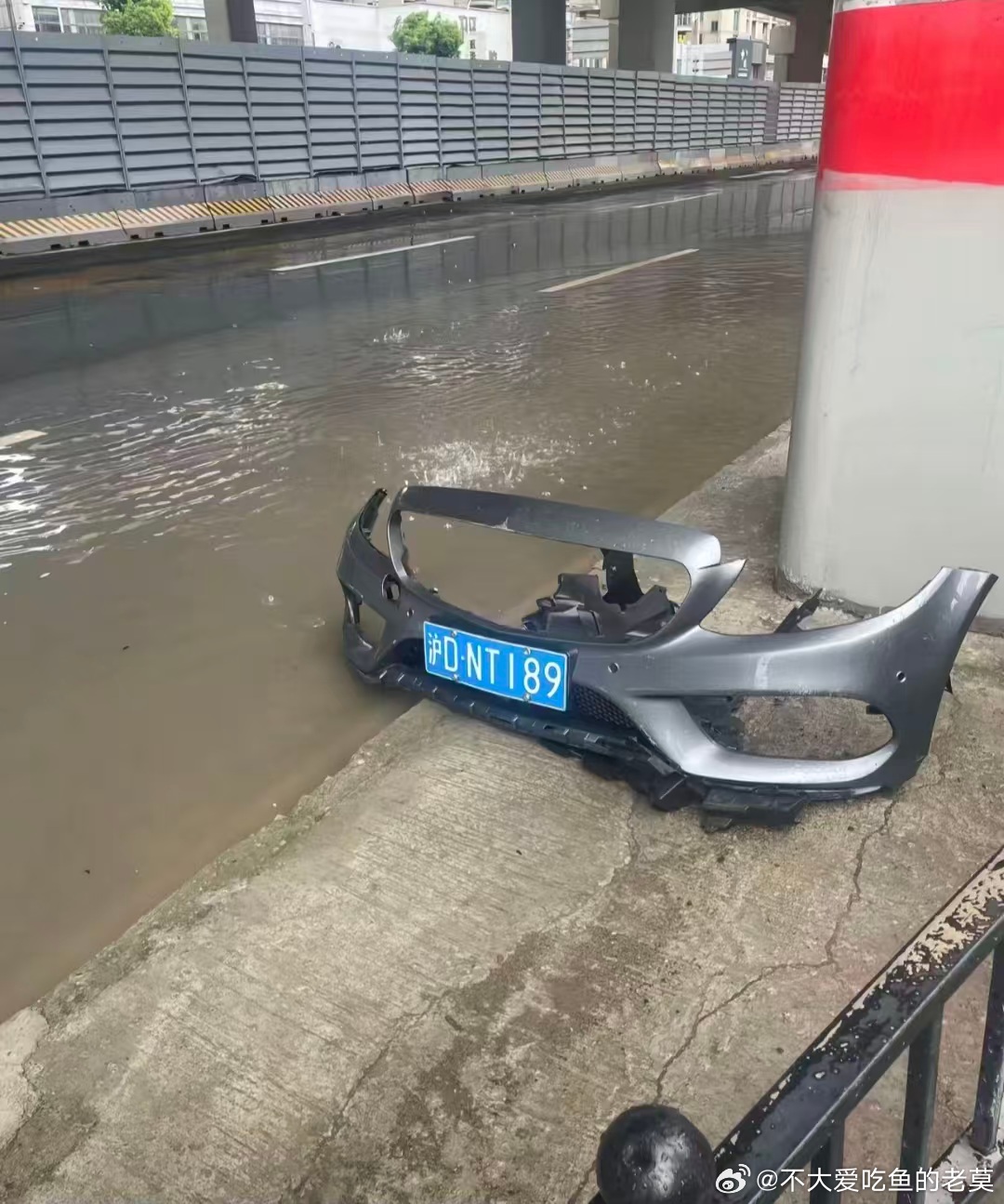 上海变海上 沪D·NT189你的保险杠掉了
