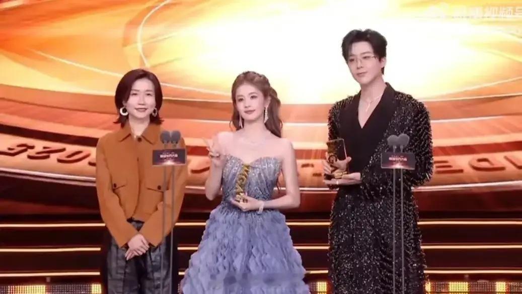 总算搞懂白鹿为什么这么讨人喜欢了。不是因为她的漂亮和演技，也不只是她对人的亲和力