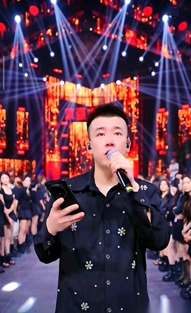 一个千万级大网红，活生生在直播间里被“抽干”了。
暴瘦整整30斤。
现在直接宣布