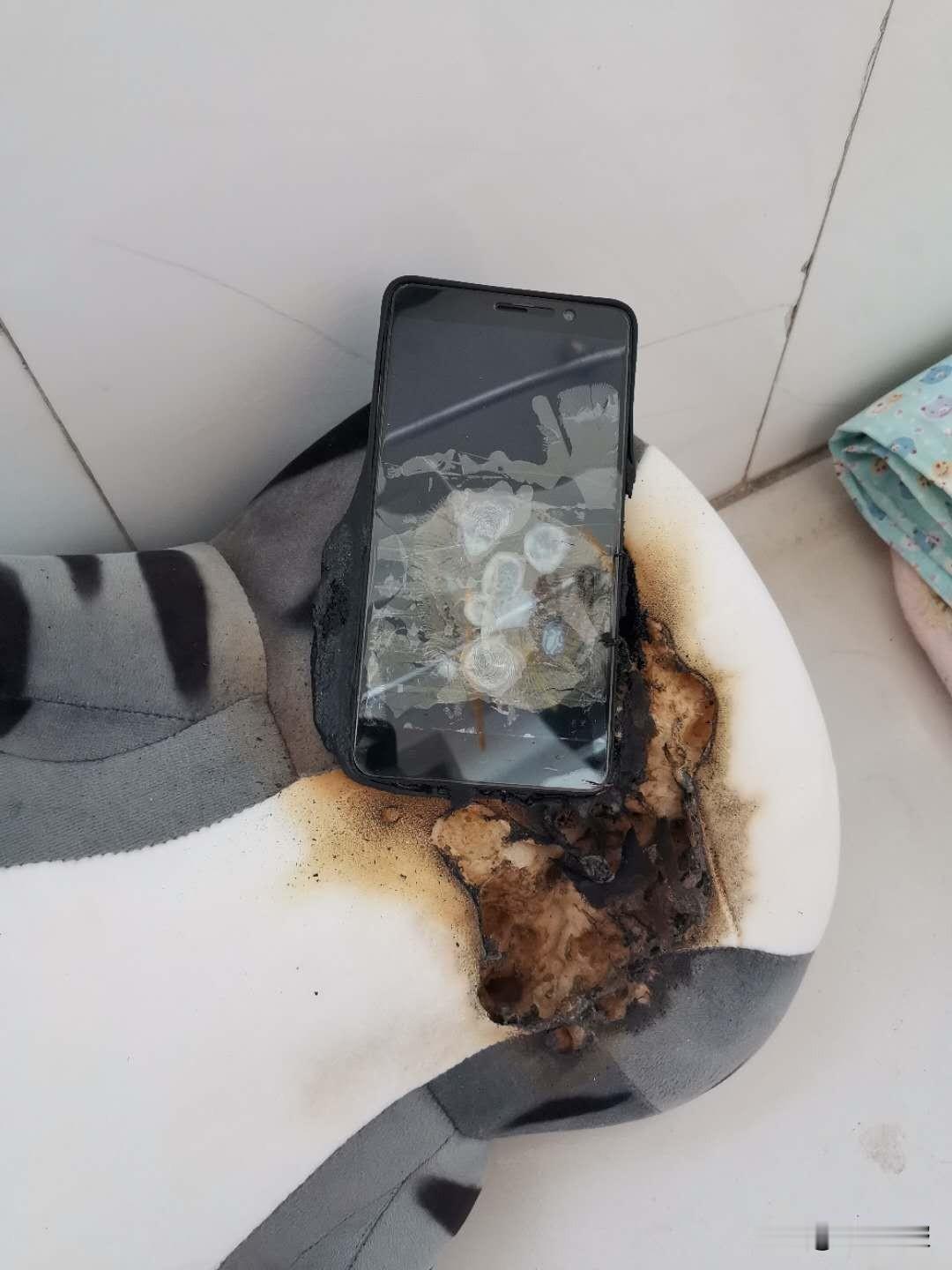 手机充电这事，真得把安全放首位。现在谁能离得开手机，充电器自然也是天天用。但很多