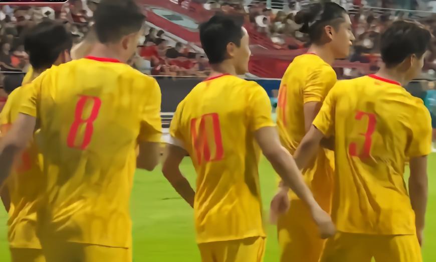国足此番做客惹兰勿刹体育场，跟新加坡来了一场“热乎”的热身赛，主打一个实战练兵！