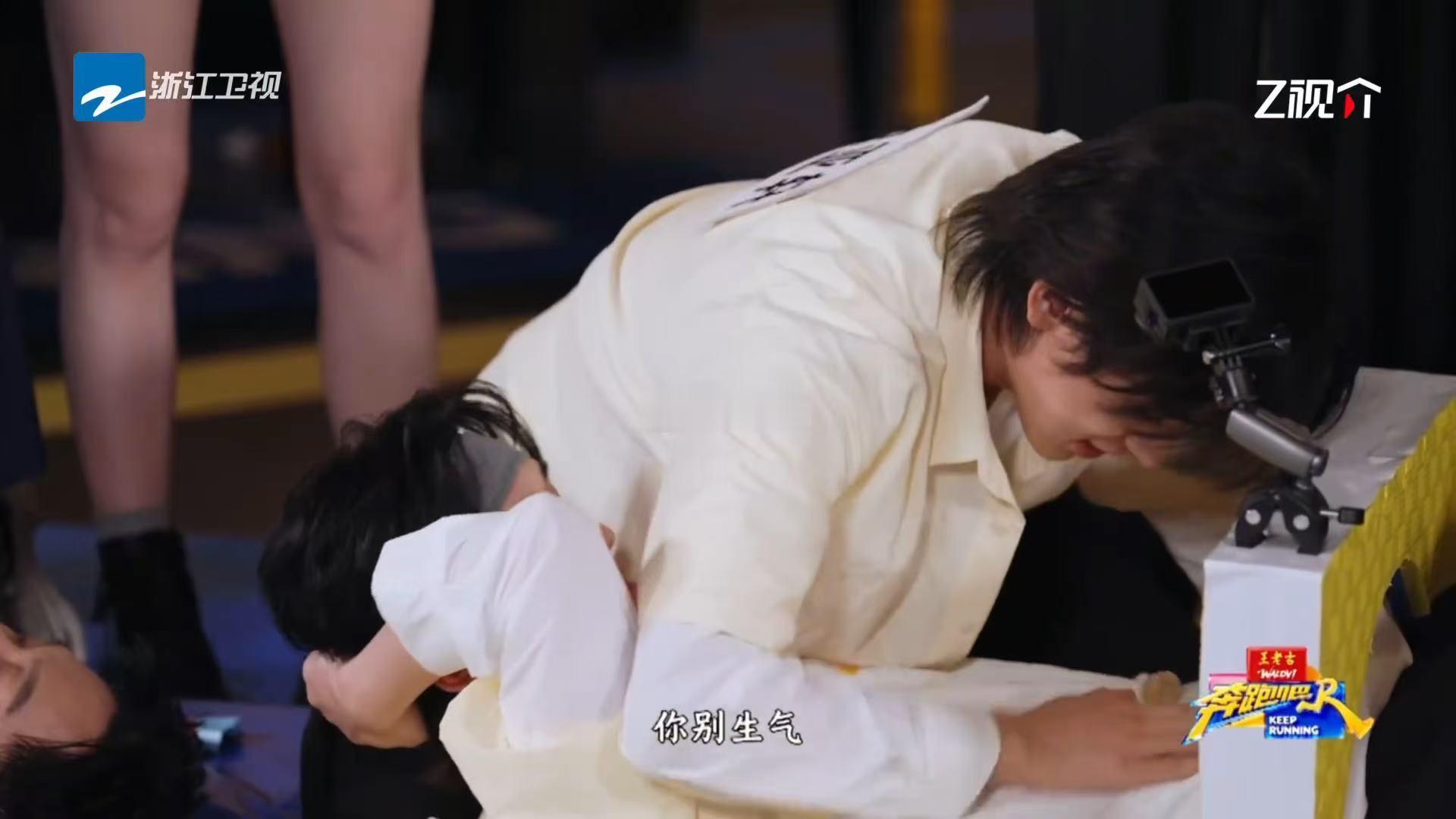 丁程鑫的腹肌要被宋亚轩拍散了奔跑吧 宋亚轩拍丁程鑫腹肌的力度让我隔着屏幕都觉得疼