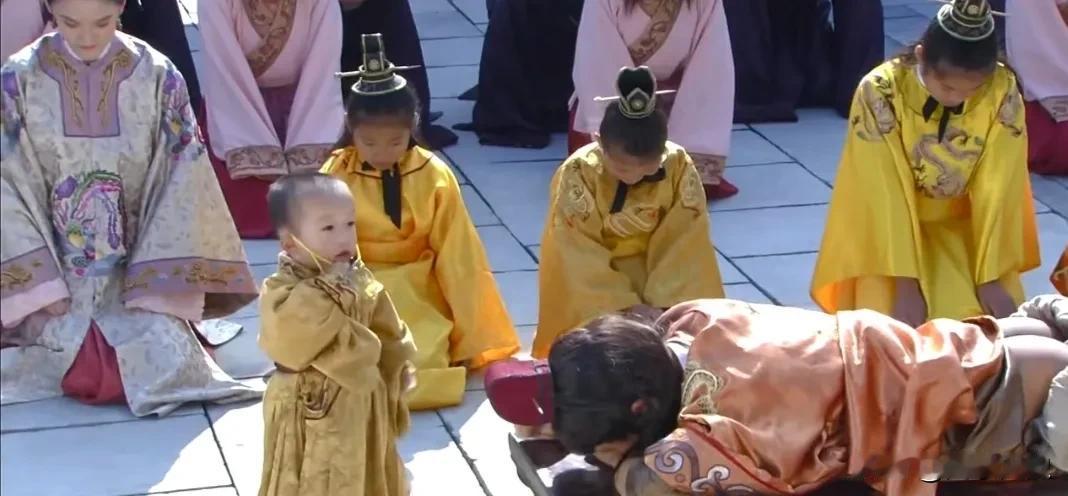 老话说：牛要耕，马要骑，孩子不教就调皮。

现在流行“养宠物”式的教子法。
