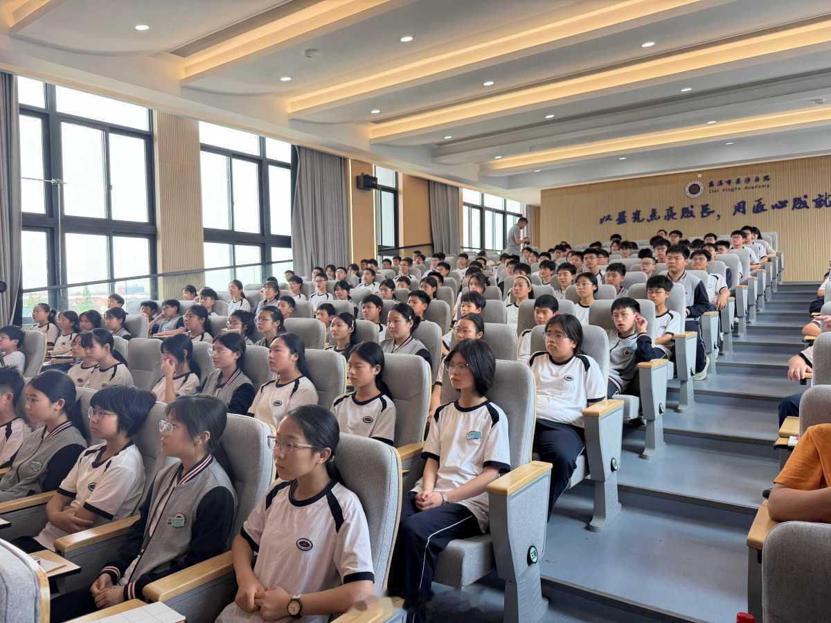 宁波缅怀革命英烈汲取奋进力量 5月12日，宁波市“烈属话英烈”活动季在慈溪星河书