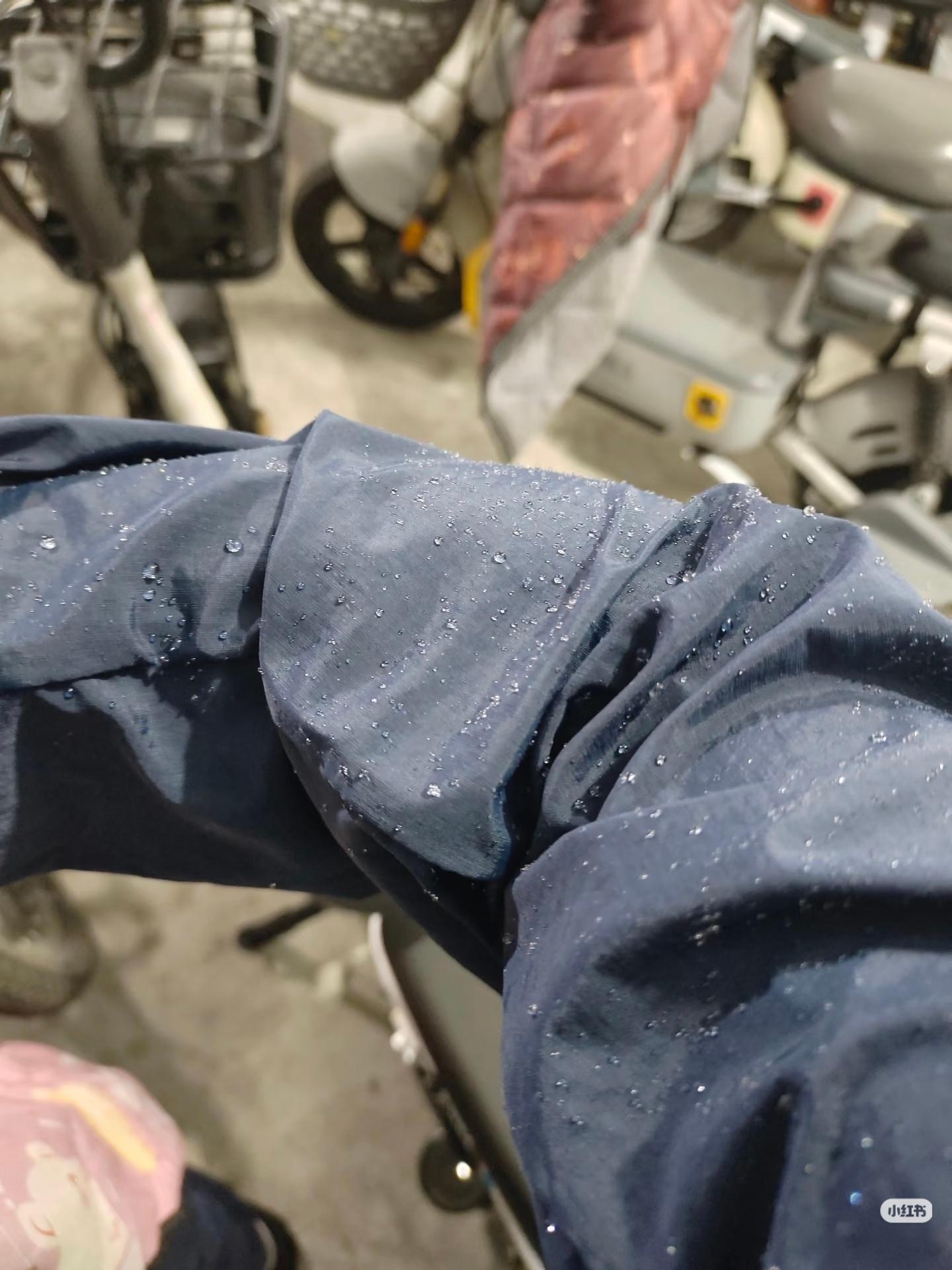 我才知道喵呜防晒衣竟然还防水 