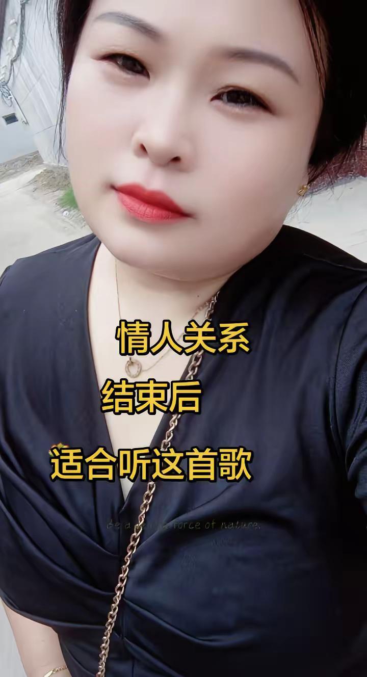怎么舒服怎么来 穿衣没有标准答案 黑色v领穿搭