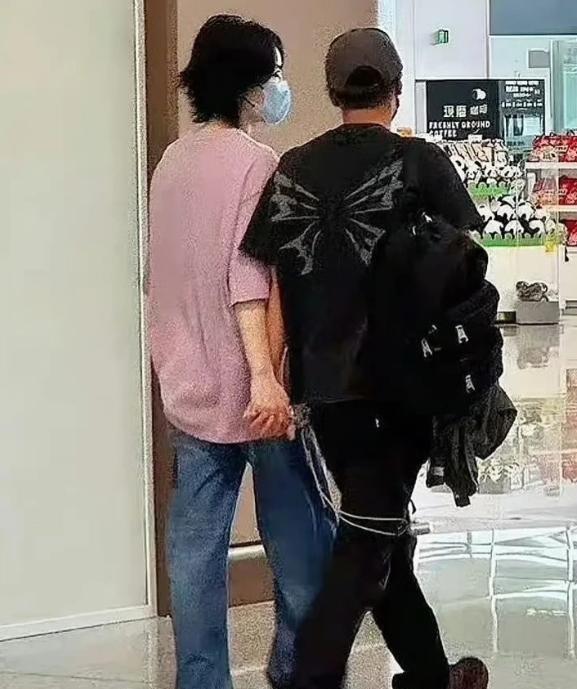 这两天好像有人在说谢贤离世后王菲没有任何表示这件事。其实王菲没任何表示王菲什么也