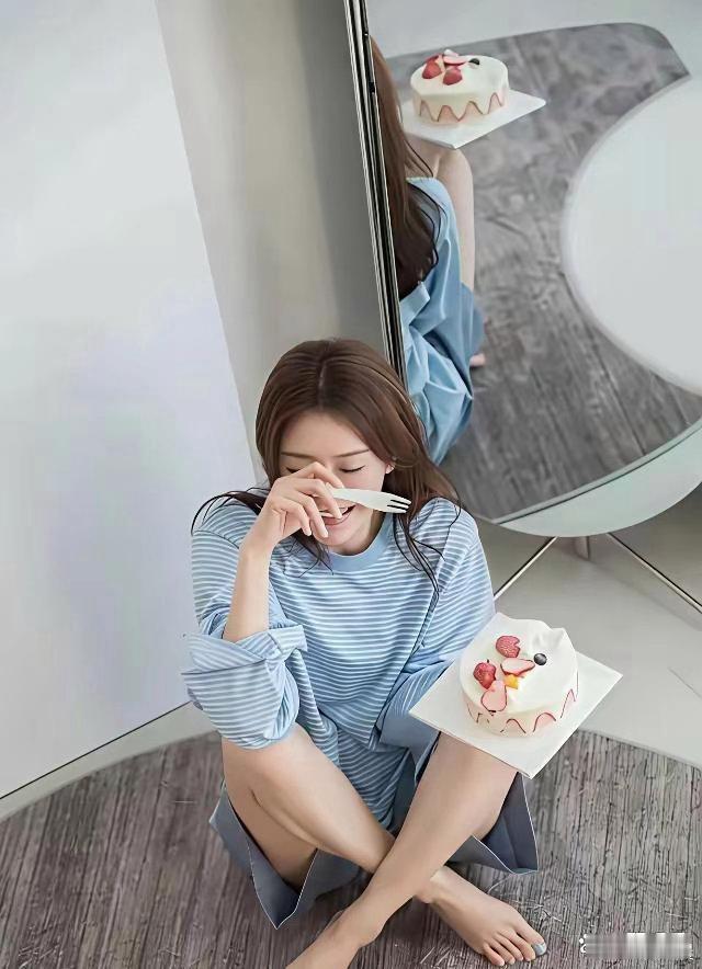 年少时期的秦岚身姿曼妙，足部肌肤细腻柔嫩，体态清丽动人，精致质感格外出彩，赏心悦