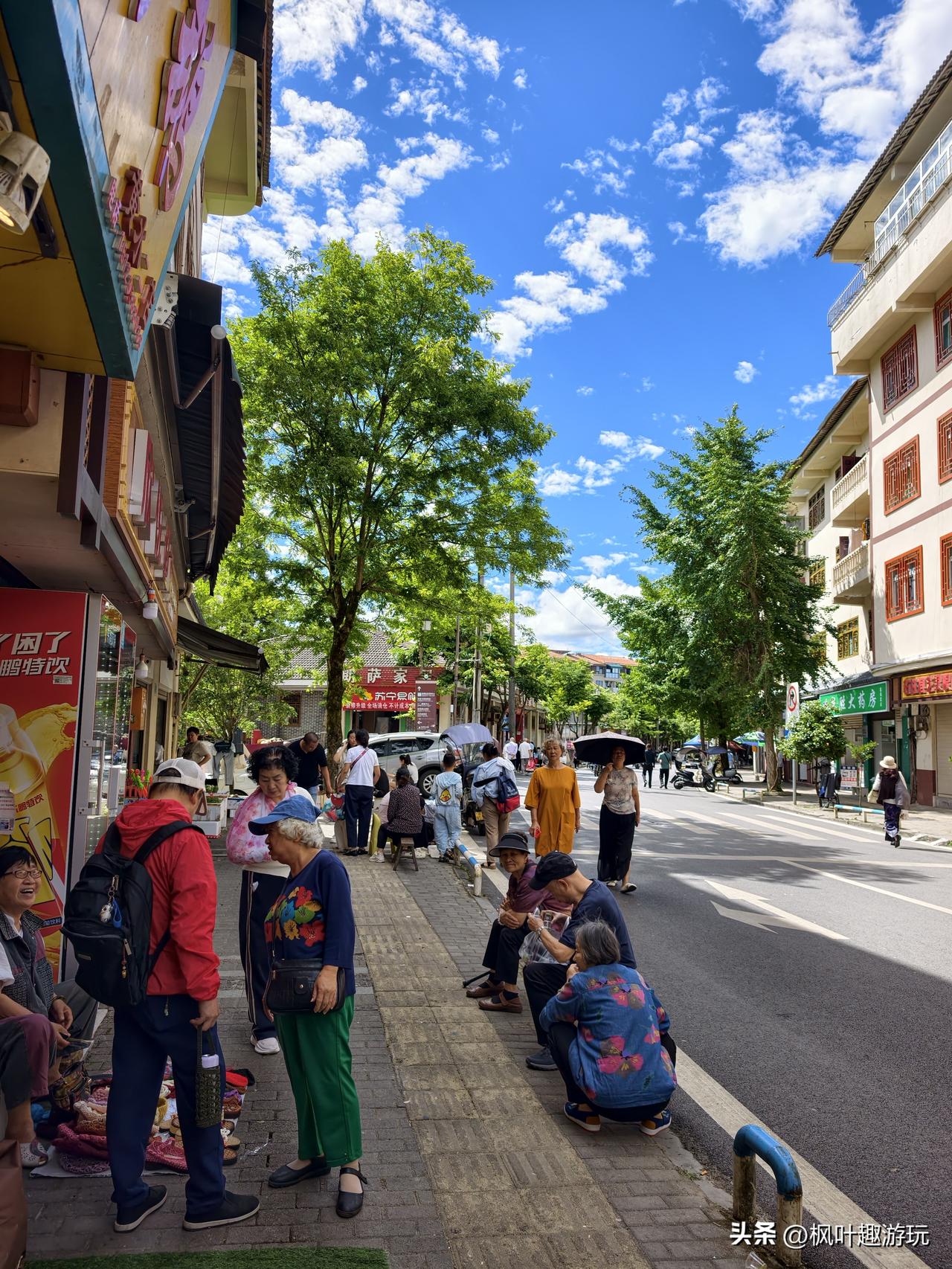 避暑胜地黄水莼乡路街景一角。蓝天白云是黄水的标配，看着就养眼！重庆黄水旅游