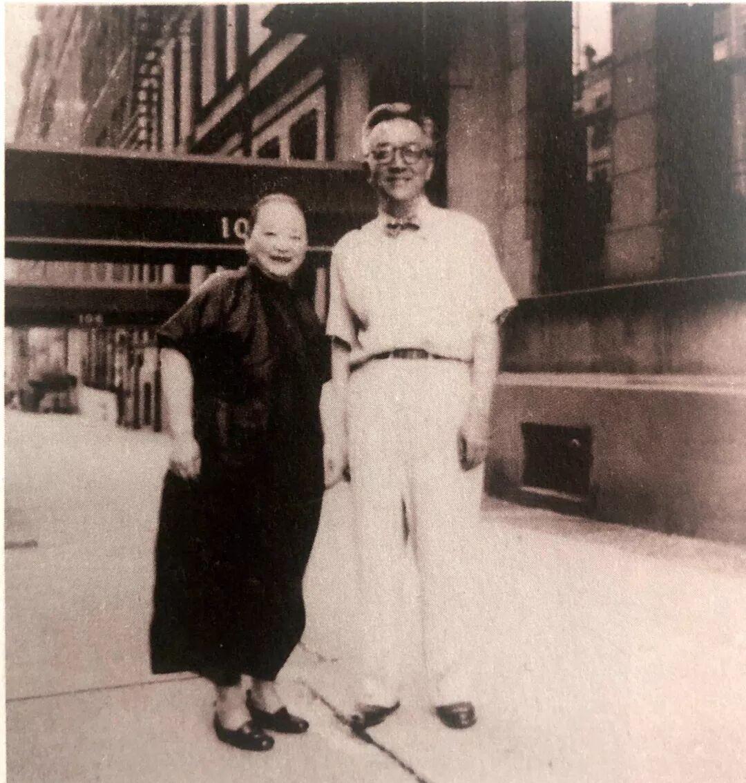 1962年，胡适去世之后，江冬秀又去了一次美国。

她找上唐德刚，拿出一本厚厚的