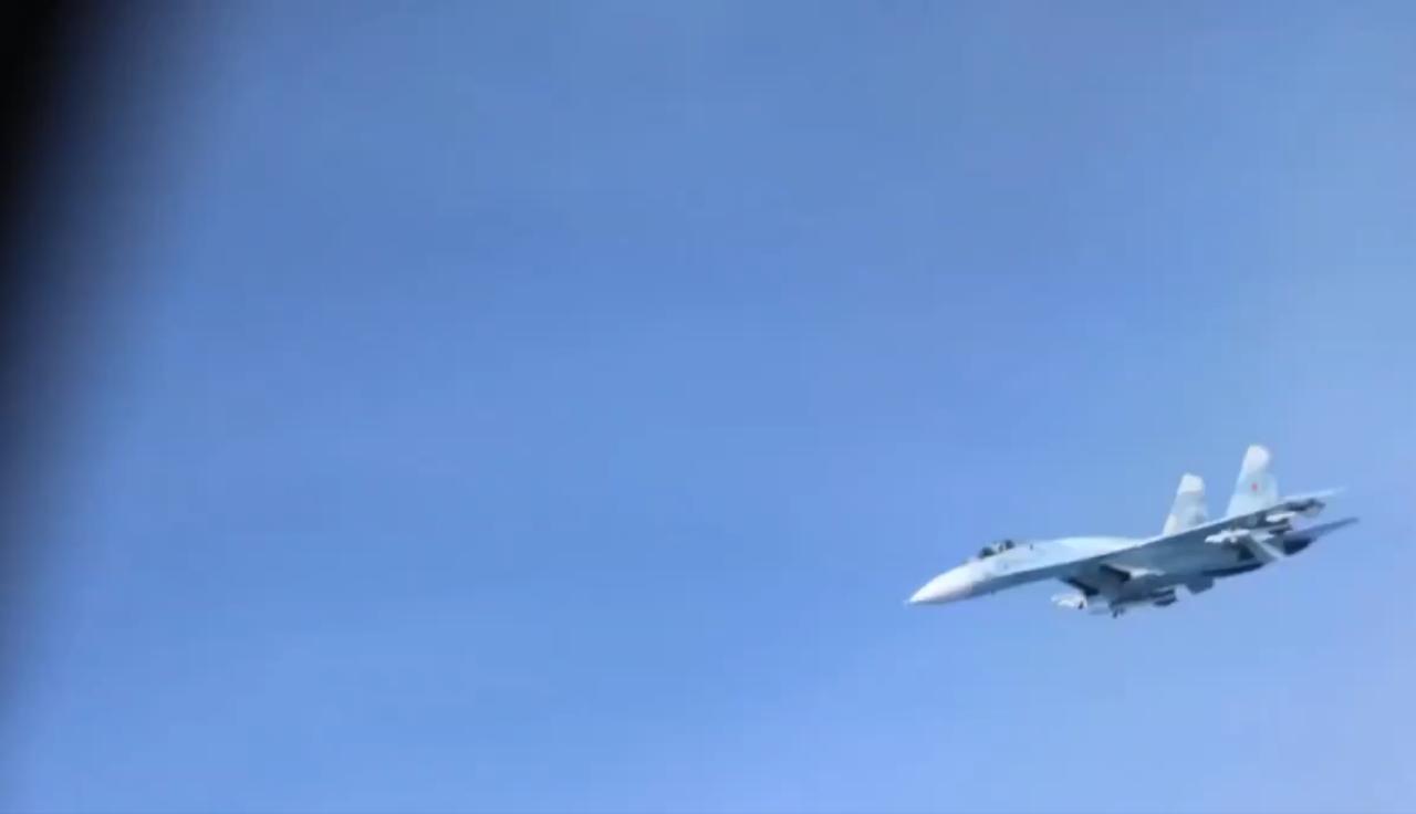 据英国国防部称，一架俄罗斯军用Su30飞机在黑海上空拦截了一架英国皇家空军的“铆