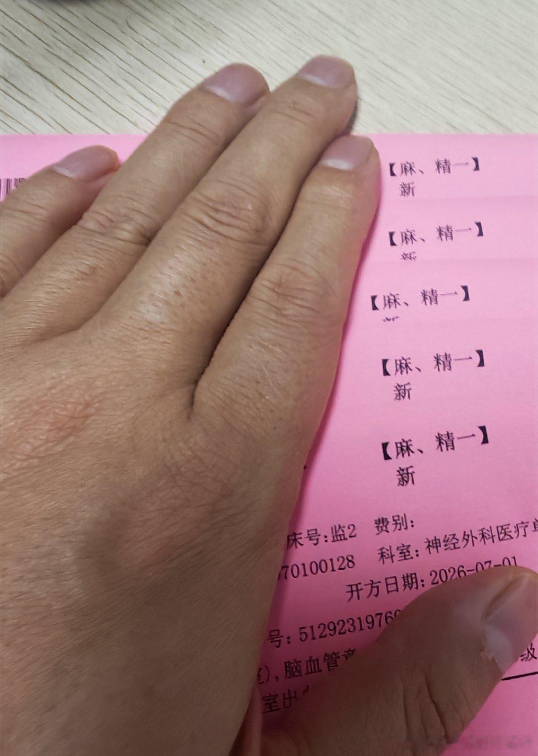 叨哥夜班接班就忙到现在，路边打包的鸭脑壳都没有空啃，刚忙完，喝口水，坐下来啃两个