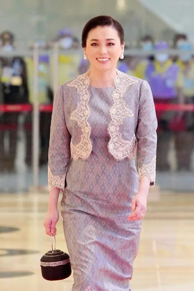谁能想到 47 岁的苏提达王后，人生剧本这么带感！从泰航空姐逆袭成泰王正妻，这波