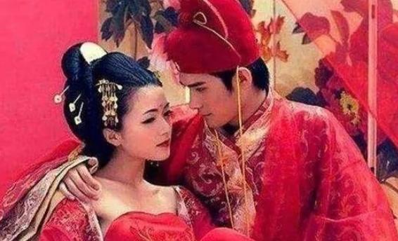 古代女子成婚之前，对男女之事完全不懂，所以出嫁前天晚上，母亲会悄悄塞给她一个东西