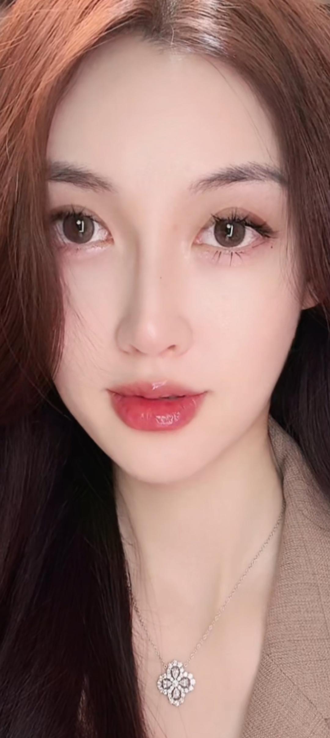 这姑娘眼睛真大，睫毛好长！