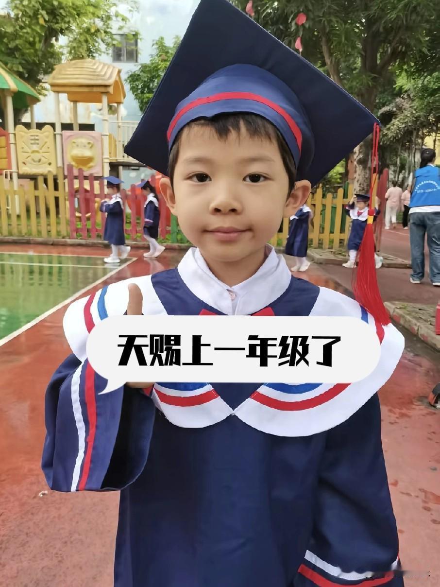 我大胆猜测一下，
估计黄维平又把天赐送寄宿学校了，
否则的话开学早就拍视频了。