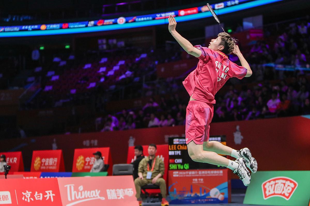 石宇奇：渴望突破，不会为汤杯“留力”亚锦赛首轮2比0顺利晋级后，石宇奇来到混采区