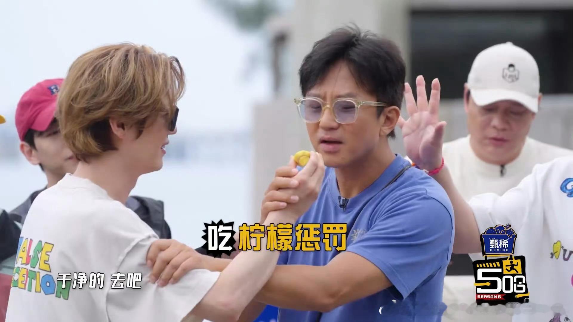 邓超叫鹿晗亲爱的哈哈哈哈哈 邓超唱不好英文部分，就给鹿晗撒个娇，一句“亲爱的，生
