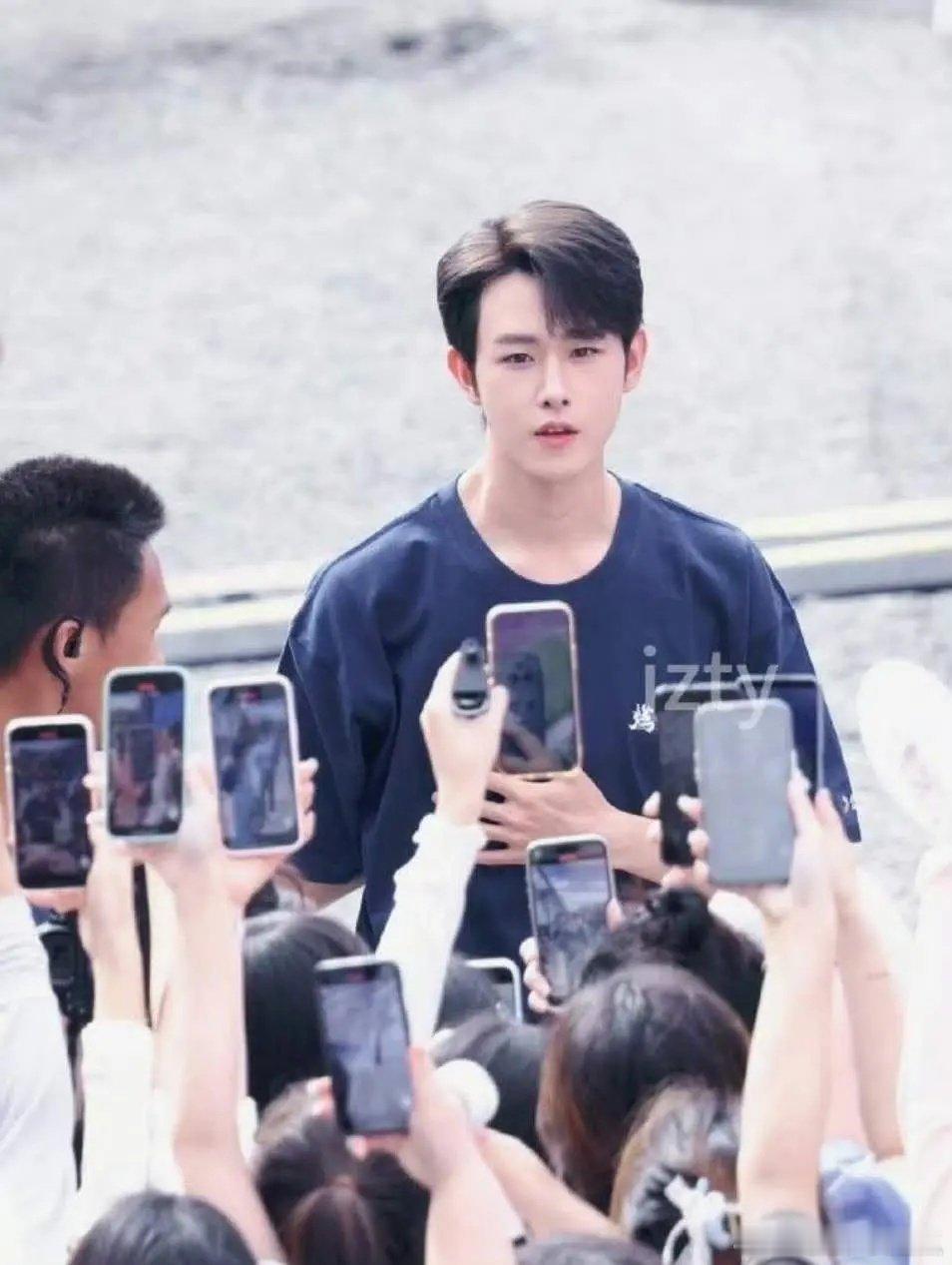 真的不太明白，田嘉瑞和郭敬明之间关系有那么好吗？郭敬明好像非常的捧他 ​​​