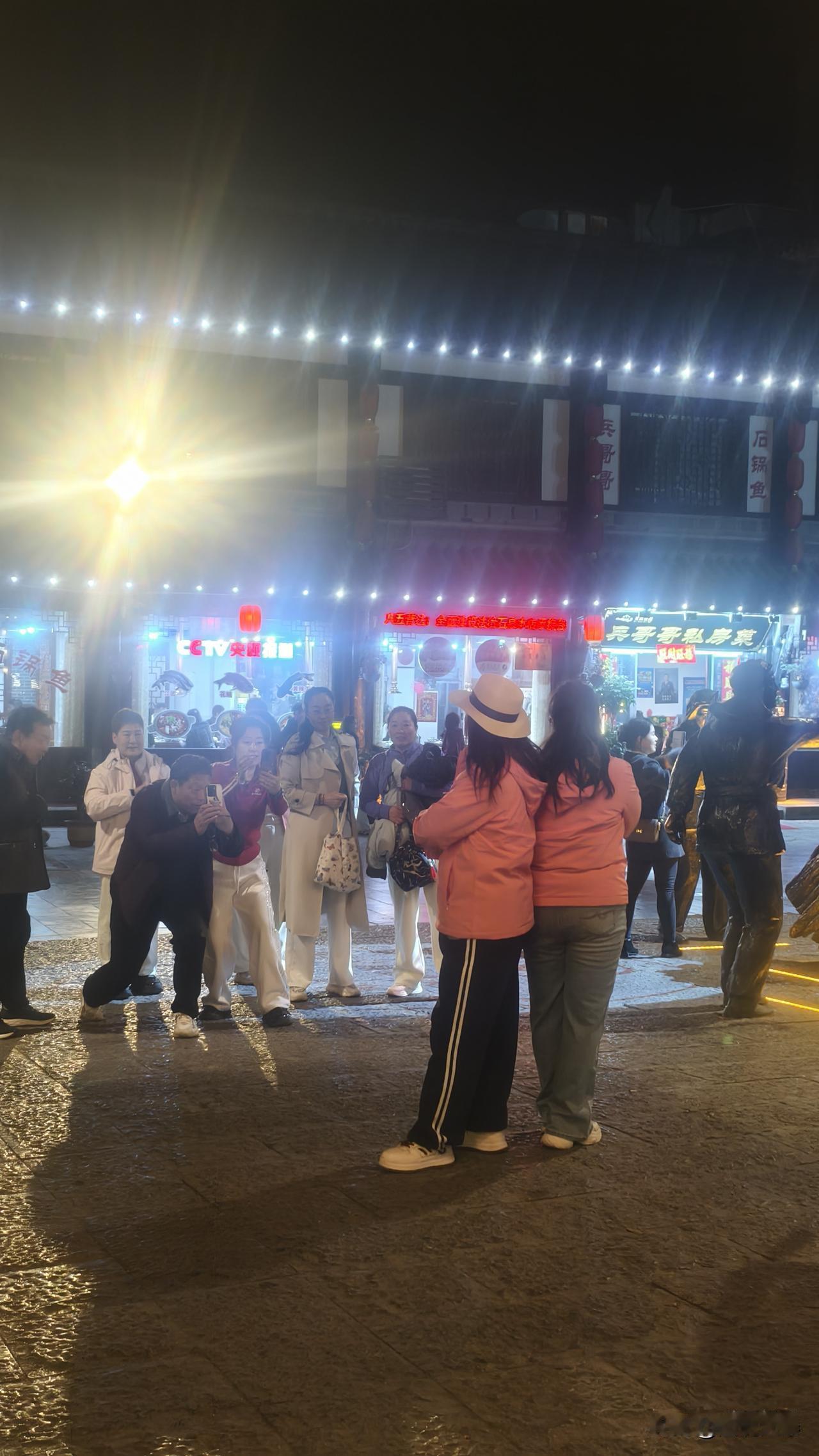 分享你的随手拍石泉老街昨天开始人流明显增多，到处都是打卡拍照的人