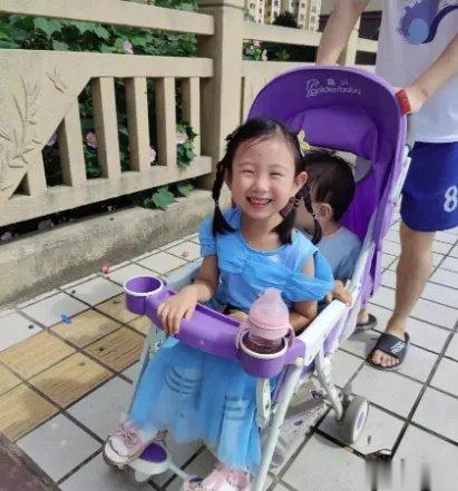 急寻！#上海4岁女童海滩走失已超24小时#，警方：正在全力寻找据潇湘晨报 10月