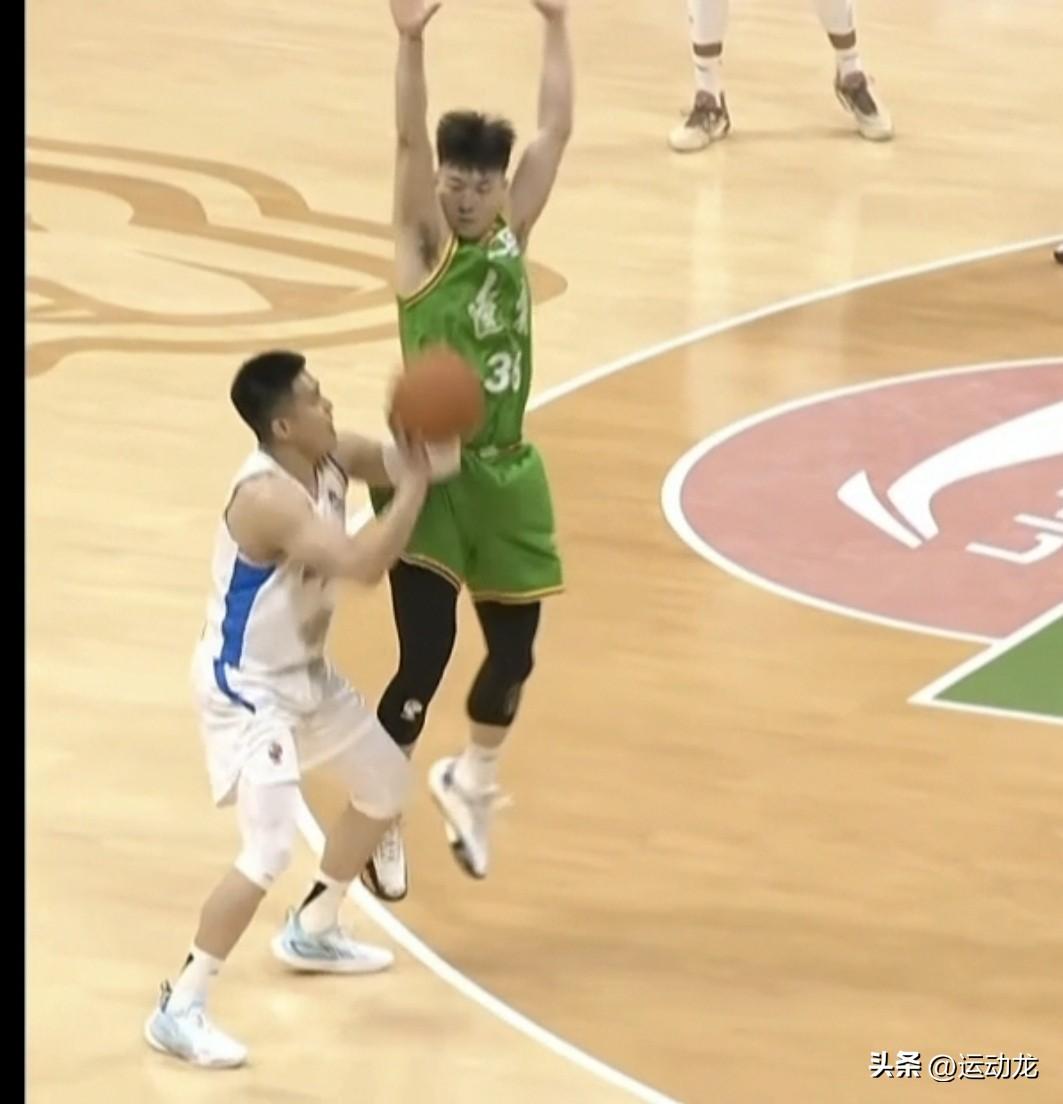 这个三分球犯规了吗？
陈盈骏太“鬼”了！
压哨造三分罚篮成功。
引起全场观众和辽