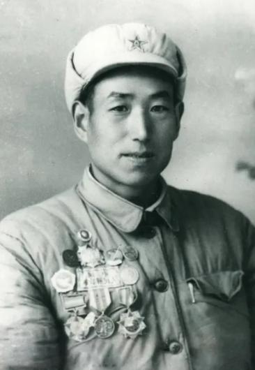 1951年，4名志愿军摸到美军阵地抓俘虏，谁知一个战士不小心踩到了地雷，惊动了美
