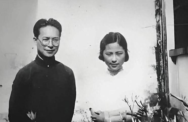 1949年，沈从文喝下煤油割腕自尽，被送往医院，他想拉妻子的手，妻子却甩开了。后