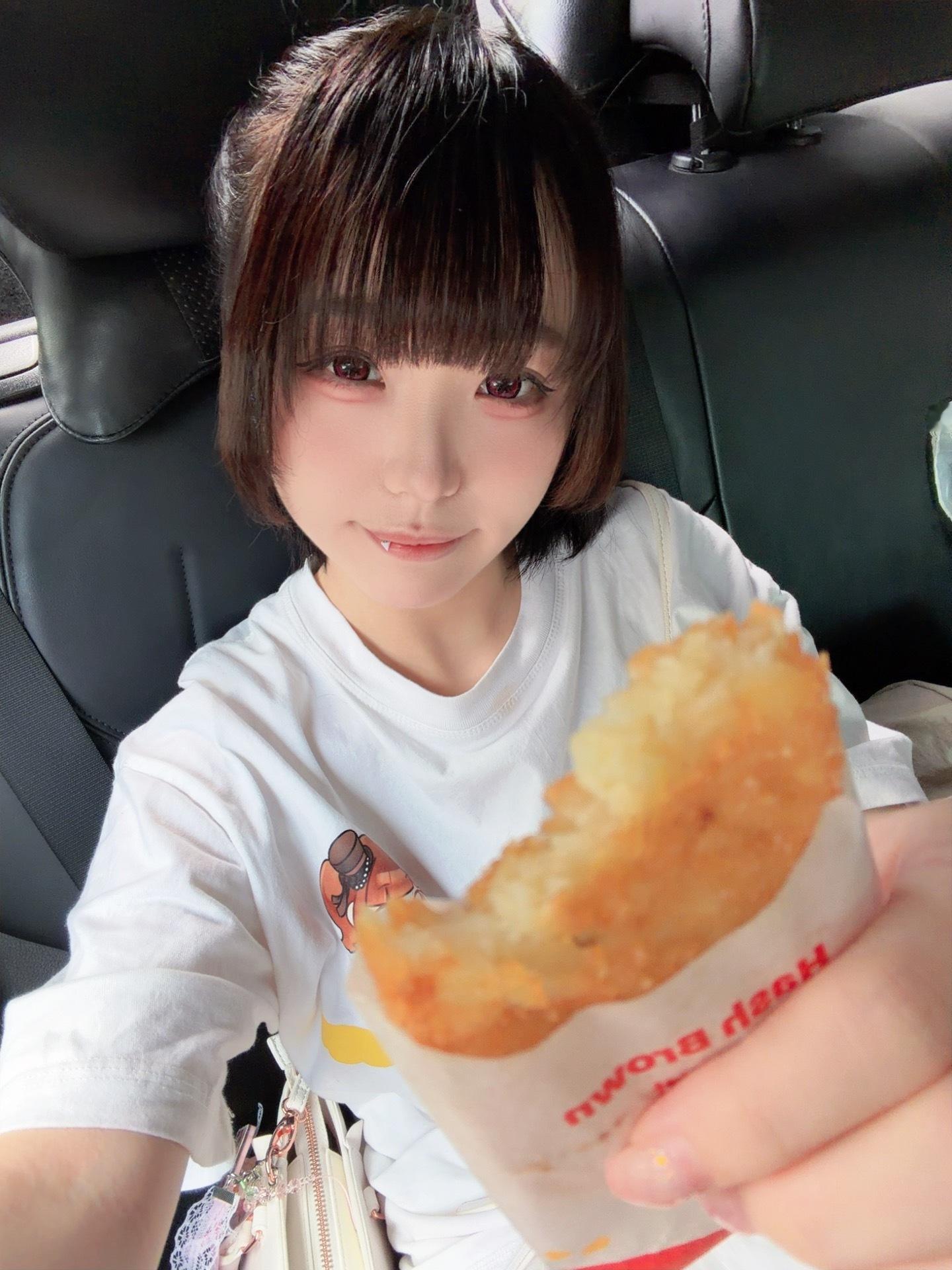 苗苗Yumena 吃一口 