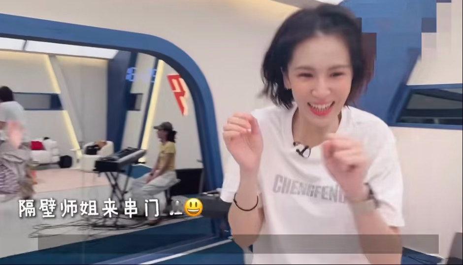 曾沛慈你是不是只想握李斯丹妮的手 看曾沛慈见到李斯丹妮，整个人都紧绷着，又激动又