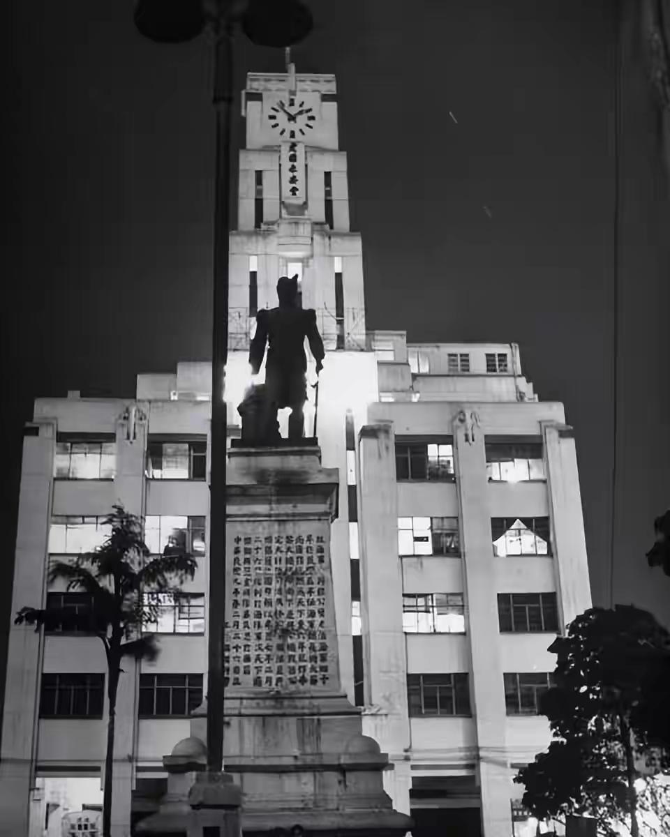 城市的老照片，留存着往昔的记忆。这是民国三十七年（1948 年），记录广州珠江河