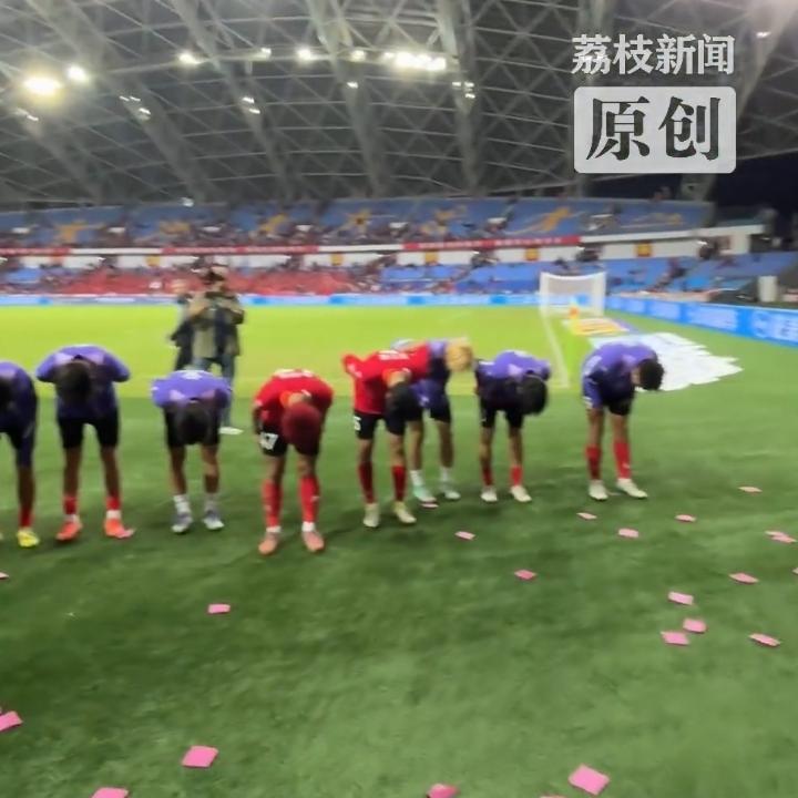 无锡队点球2-4出局，
球迷泪洒看台：
逆袭赛季憾别四强
 
10月19日晚，南