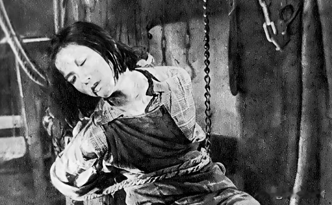 1943年，日寇剥掉一个24岁女团长的衣服，不料却看到她身上，露出7道触目惊心的